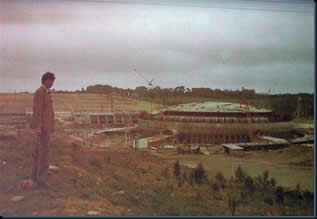 Agguerabi devant le chantier de la cité olympique en 1974